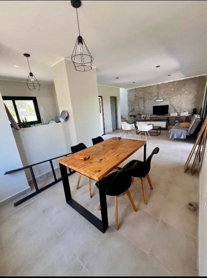  EN VENTA: Duplex Moderno en Los Robles - La Silleta