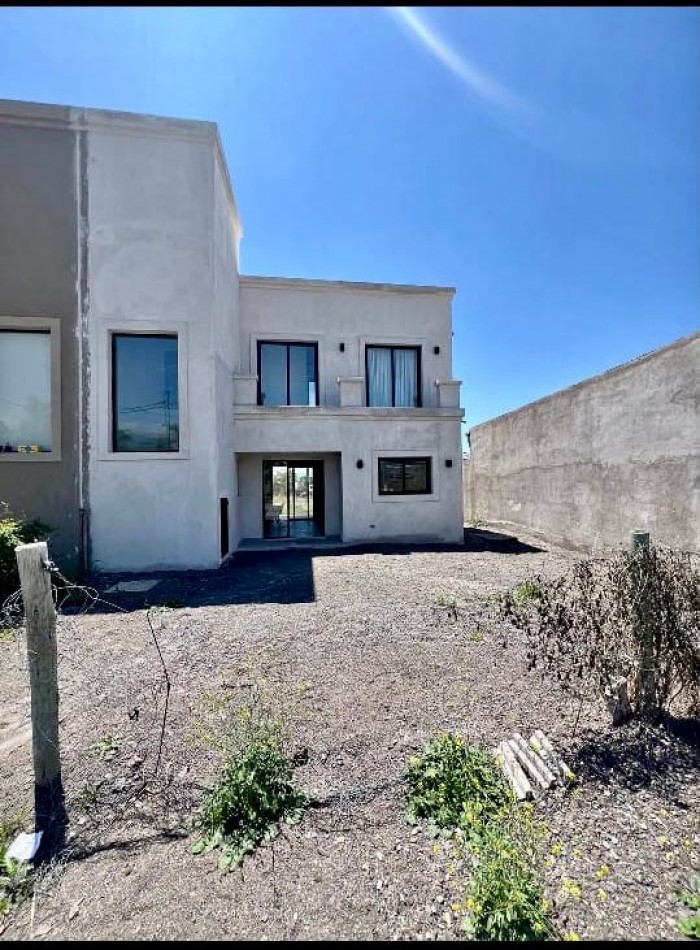  EN VENTA: Duplex Moderno en Los Robles - La Silleta